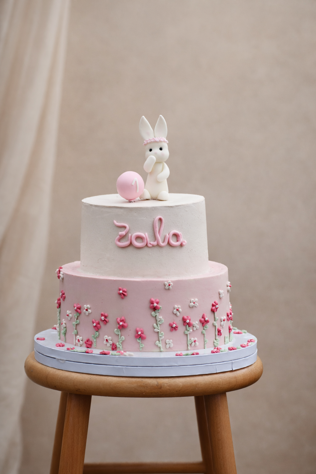 Dvonadstropna torta z zajčkom in rožicami